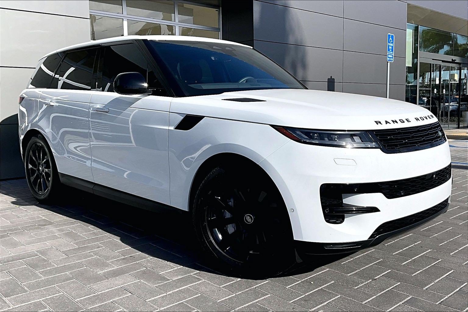 Used 2025 Land Rover Range Rover Sport SE AWD/4WD image 3