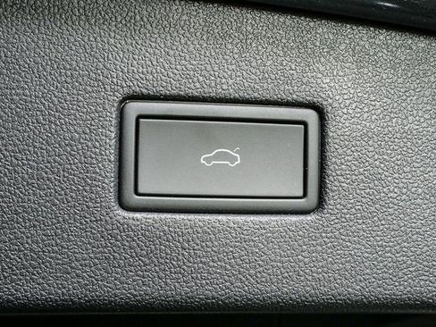 Certified 2022 Volkswagen Tiguan SE image 33