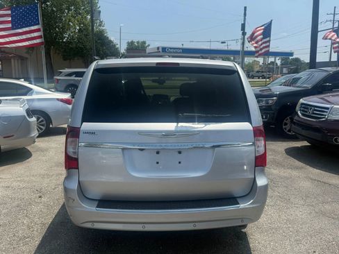 Used 2012 Chrysler Town & Country Touring-L w/ Entertainment Group #2 FWD image 8