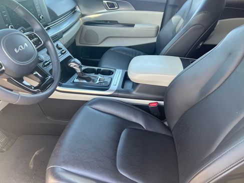 Used 2024 Kia Carnival LX FWD image 10