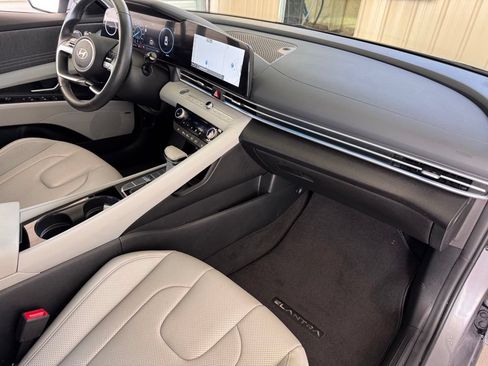 Certified 2025 Hyundai Elantra Limited FWD image 19