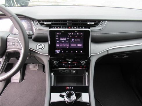 Used 2025 Jeep Grand Cherokee L Laredo w/ Luxury Tech Group I image 20