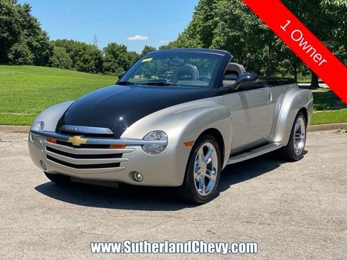 Used 2006 Chevrolet SSR w/ Preferred Equipment Group RWD image 3
