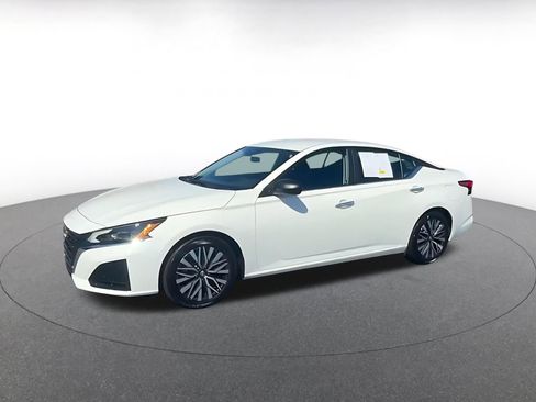 Used 2025 Nissan Altima 2.5 SV image 8