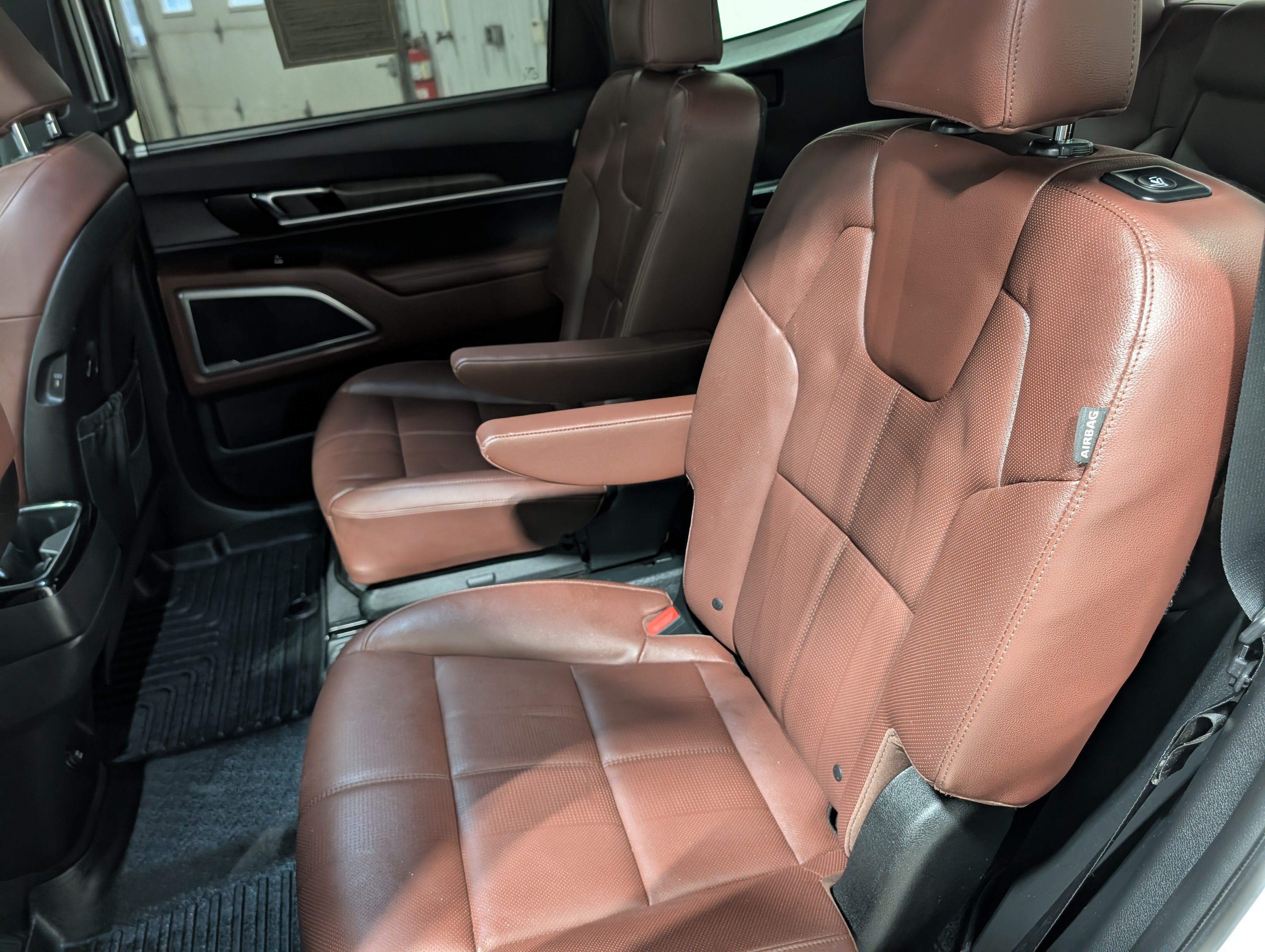 Used 2024 Kia Telluride EX w/ EX Captain's Chair Package AWD/4WD image 12