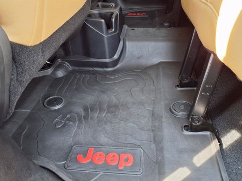 Used 2019 Jeep Wrangler Unlimited Sahara w/ Cold Weather Group AWD/4WD image 26