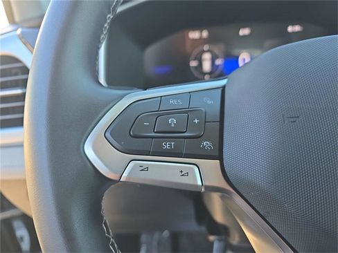 Used 2025 Volkswagen Taos SE w/ Panoramic Sunroof Package image 24