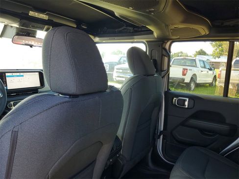 Used 2024 Jeep Wrangler Sahara image 27