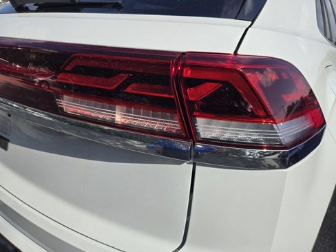 Used 2024 Volkswagen Atlas Cross Sport SE w/ Panoramic Sunroof Package FWD image 11