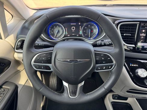 Used 2024 Chrysler Pacifica Touring-L FWD image 13