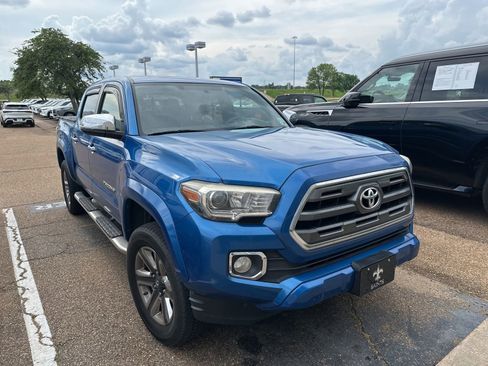 Used 2017 Toyota Tacoma Limited w/ Tow Package AWD/4WD image 3