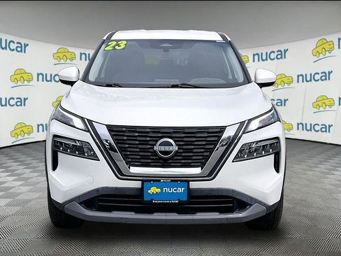 Used 2023 Nissan Rogue SV image 2