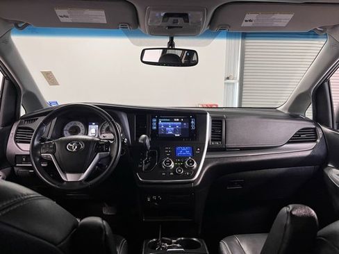 Used 2015 Toyota Sienna SE image 18