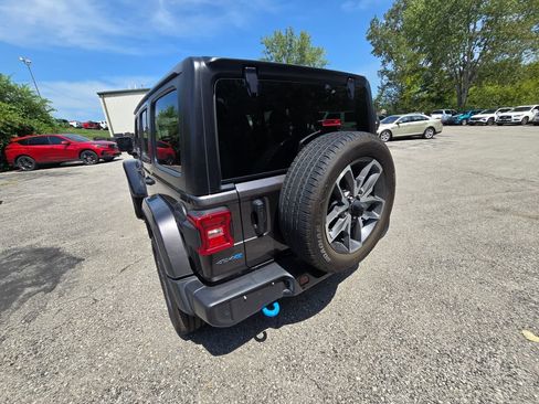 Used 2024 Jeep Wrangler Unlimited w/ Convenience Group AWD/4WD image 5
