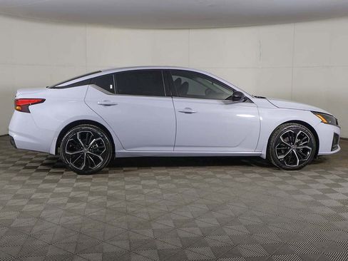 Used 2024 Nissan Altima 2.5 SR w/ SR Premium Package image 18