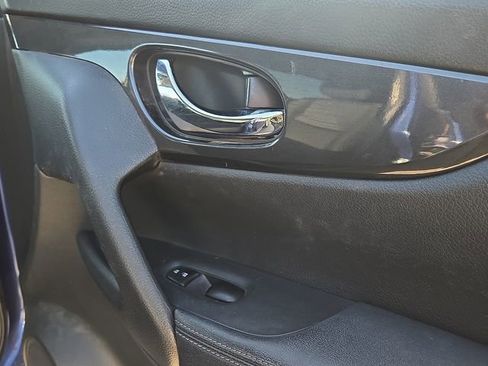 Used 2020 Nissan Rogue SV image 13