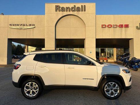 Certified 2025 Jeep Compass Latitude image 8