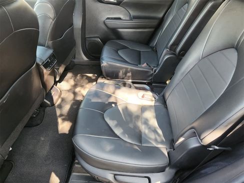 Used 2022 Toyota Highlander XLE image 30