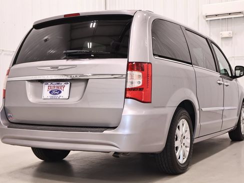 Used 2016 Chrysler Town & Country Touring w/ Driver Convenience Group FWD image 9