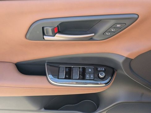 Used 2026 Toyota Crown Signia image 19