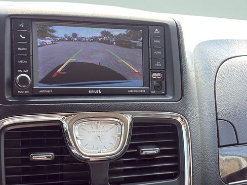 Used 2016 Chrysler Town & Country Touring FWD image 23