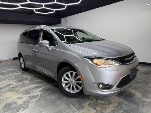 Used 2018 Chrysler Pacifica Touring-L w/ Advanced Safetytec Group FWD image 6