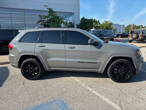 Used 2021 Jeep Grand Cherokee Laredo X AWD/4WD image 9