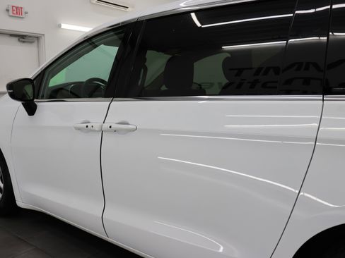 Used 2024 Chrysler Pacifica Touring-L image 31
