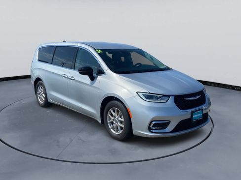 Used 2024 Chrysler Pacifica Touring-L FWD image 8