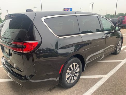 Used 2023 Chrysler Pacifica Touring-L FWD image 6