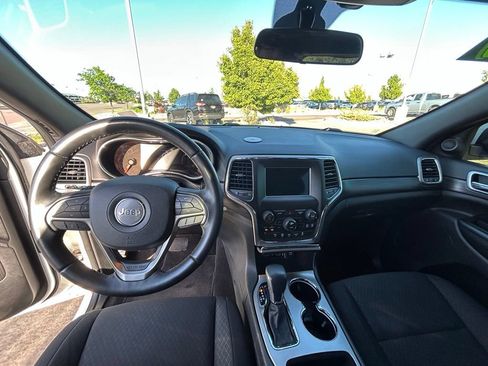 Used 2019 Jeep Grand Cherokee Laredo AWD/4WD image 23