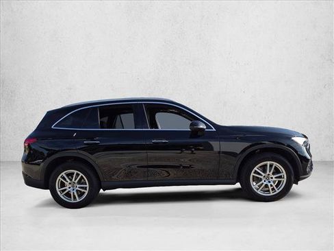 Used 2025 Mercedes-Benz GLC 300 image 4