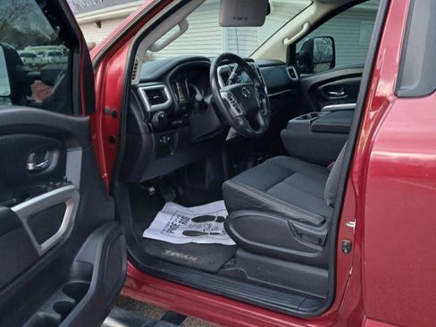 Used 2017 Nissan Titan SV image 13