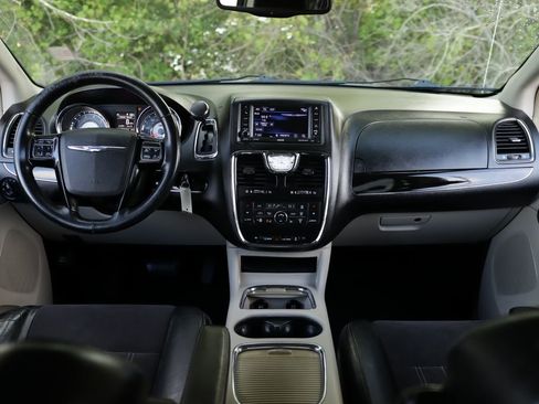 Used 2014 Chrysler Town & Country Touring-L FWD image 34