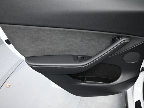 Used 2022 Tesla Model Y Long Range image 20