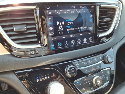 Used 2020 Chrysler Pacifica Touring-L w/ Advanced Safetytec Group AWD/4WD image 22