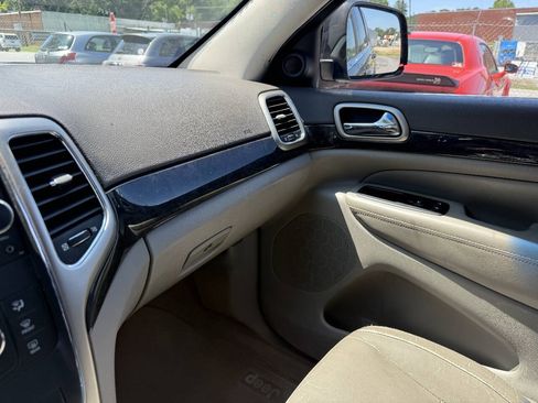 Used 2011 Jeep Grand Cherokee Laredo AWD/4WD image 18