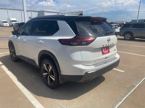 Used 2025 Nissan Rogue SL FWD image 3