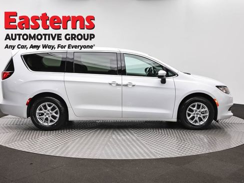 Used 2023 Chrysler Voyager LX FWD image 4