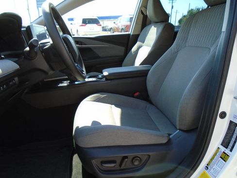 Used 2025 Toyota Camry LE image 9