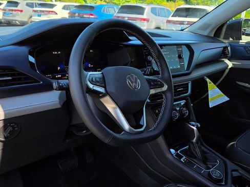 Used 2024 Volkswagen Taos SE AWD/4WD image 24