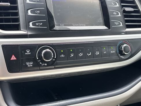 Used 2017 Toyota Highlander LE AWD/4WD image 18
