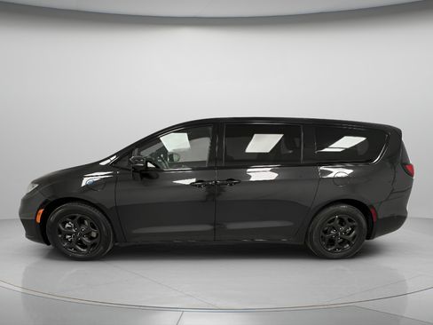 Used 2023 Chrysler Pacifica Limited w/ Uconnect Theater Family Group FWD image 5
