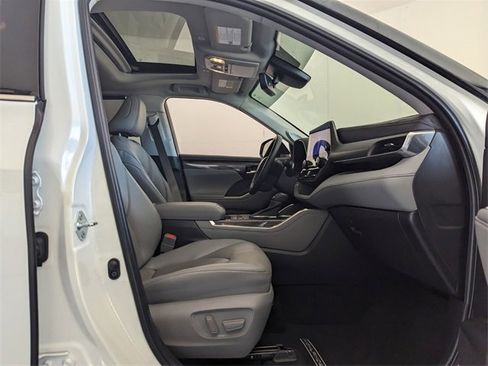 Used 2023 Toyota Highlander L image 20