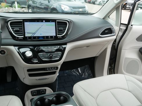 Used 2021 Chrysler Pacifica Touring-L w/ Premium & Safety Sphere Group FWD image 23