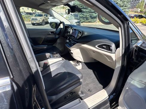 Used 2022 Chrysler Pacifica Touring-L w/ Uconnect Theater Family Group FWD image 16