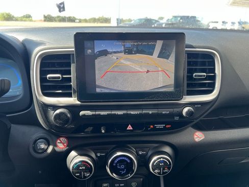 Used 2025 Hyundai Venue SEL FWD image 12