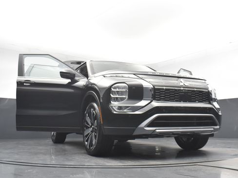 New 2025 Mitsubishi Outlander SE image 32