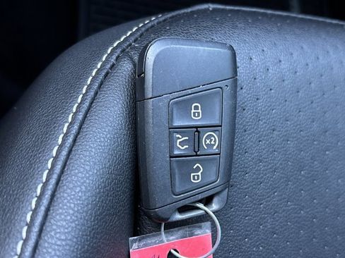 Used 2023 Volkswagen Tiguan SE R-Line image 39