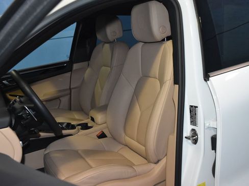 Certified 2025 Porsche Macan AWD/4WD image 5